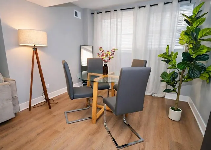 Cozy 3br Garden Near Loyola & Downtown Apartment *